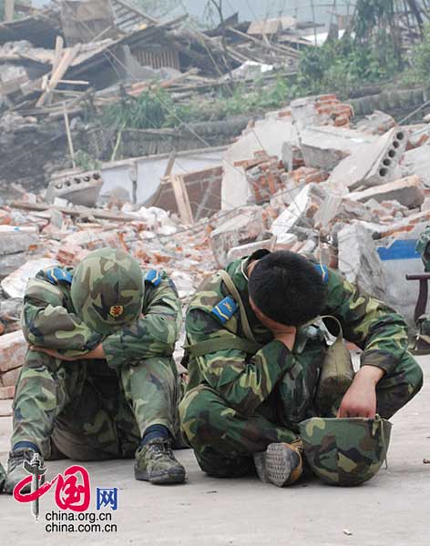 Cansados soldados de rescate en zonas afectadas por terremoto de Sichuan 5