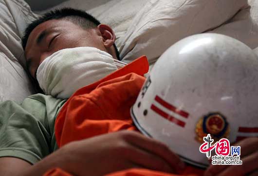 Cansados soldados de rescate en zonas afectadas por terremoto de Sichuan 6