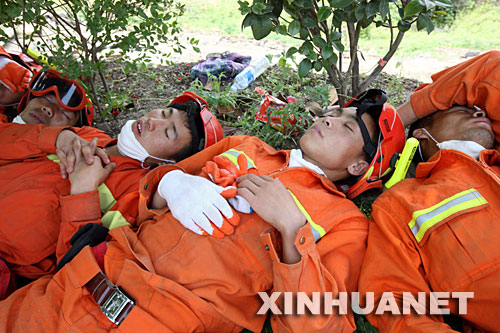 Cansados soldados de rescate en zonas afectadas por terremoto de Sichuan 7