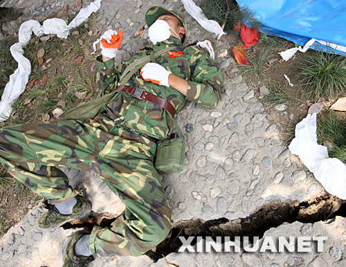 Cansados soldados de rescate en zonas afectadas por terremoto de Sichuan 8