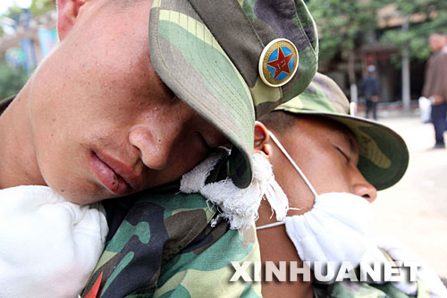 Cansados soldados de rescate en zonas afectadas por terremoto de Sichuan 9