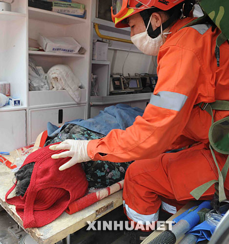 Rescatan vivas a dos personas en China 164 horas después del sismo 5