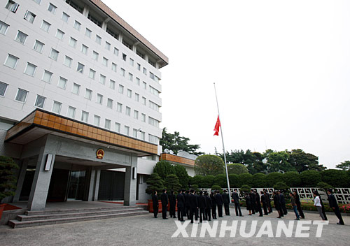 Embajadas de China en el mundo guardan luto por víctimas de sismo 4