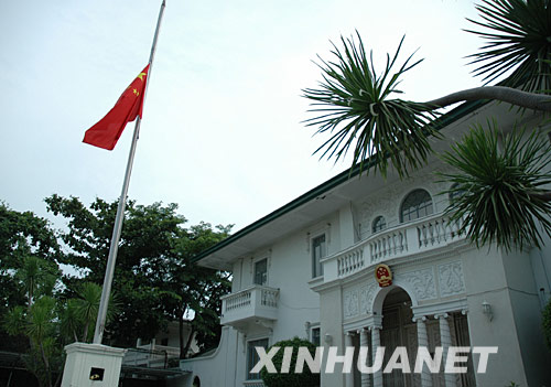 Embajadas de China en el mundo guardan luto por víctimas de sismo 10