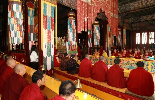 XI Panchen Lama ora por víctimas de terremoto en China 1