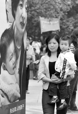 Decenas de miles de chinos desean adoptar a huérfanos del terremoto 1