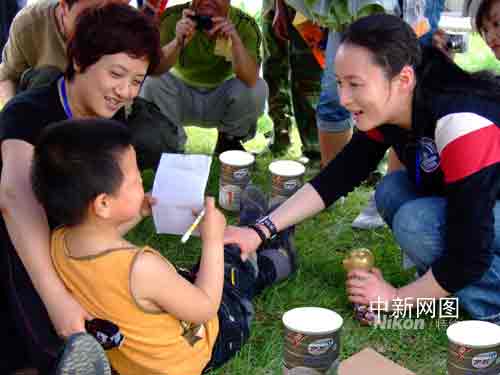 Decenas de miles de chinos desean adoptar a huérfanos del terremoto 6