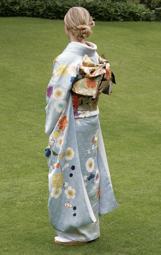 Reese Witherspoon en kimono durante su visita a Japón 2