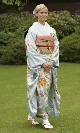 Reese Witherspoon en kimono durante su visita a Japón 3