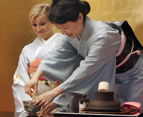 Reese Witherspoon en kimono durante su visita a Japón 4