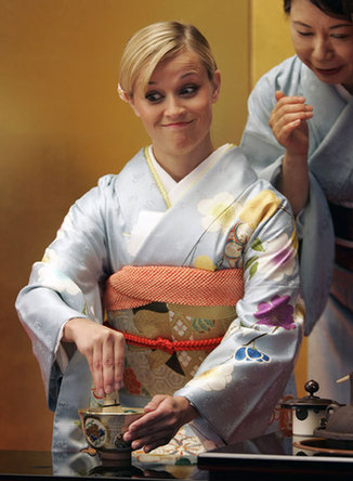 Reese Witherspoon en kimono durante su visita a Japón 5