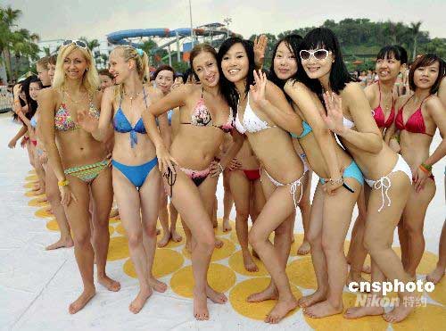 Los cinco anillos olímpicos compuestos por miles de chicas en bikini 1