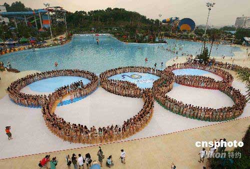 Los cinco anillos olímpicos compuestos por miles de chicas en bikini 2