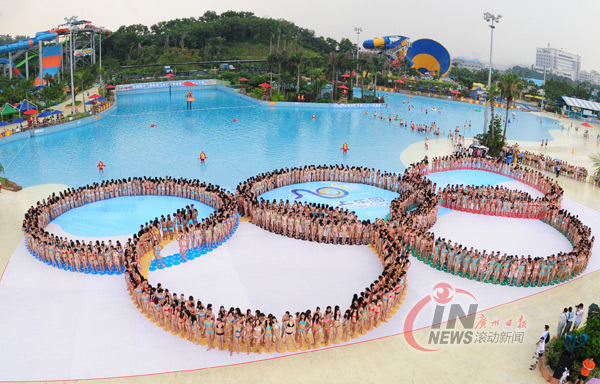 Los cinco anillos olímpicos compuestos por miles de chicas en bikini 3