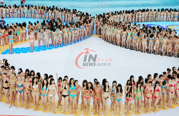 Los cinco anillos olímpicos compuestos por miles de chicas en bikini 4