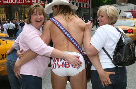 Vaquero Desnudo - accesorio prominente pero disputado en Times Square 3