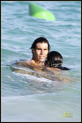 Rafael Nadal disfruta de tiempo en la playa con su novia sexy 1