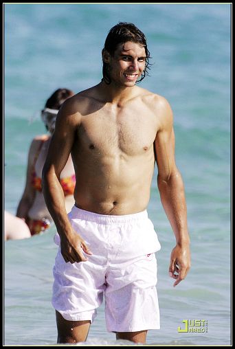 Rafael Nadal disfruta de tiempo en la playa con su novia sexy 2