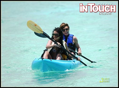 Vanessa y Zac pasan un dulce rato en la playa 4