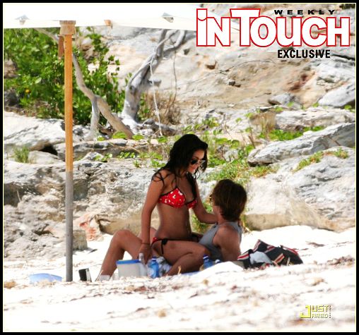 Vanessa y Zac pasan un dulce rato en la playa 5