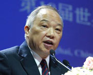 中国翻译协会副会长朱英璜任第二场主旨发言主持人