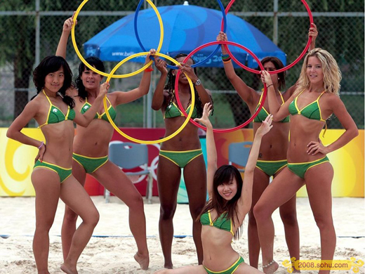 Animadoras apasionantes de voleibol de la playa 2