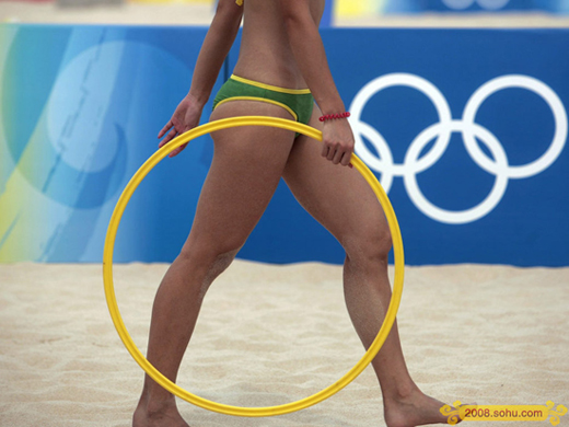 Animadoras apasionantes de voleibol de la playa 4