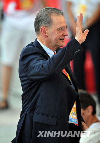 Beijing 2008: Rogge asiste al izado de la bandera belga en la Villa Olímpica 2