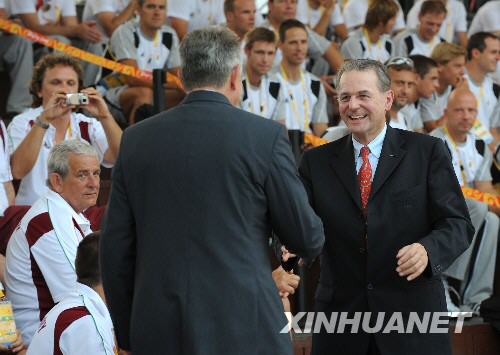 Beijing 2008: Rogge asiste al izado de la bandera belga en la Villa Olímpica 6