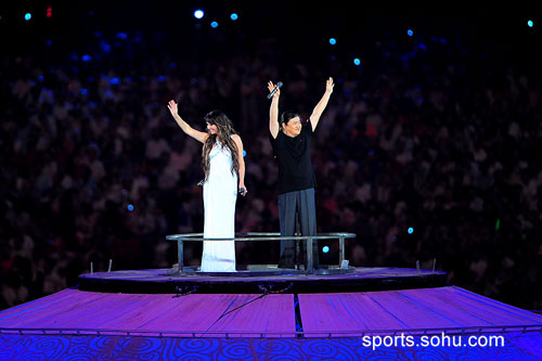 Liu Huan y Sarah Brightman interpretan juntos la canción olímpica 'You and I' 1