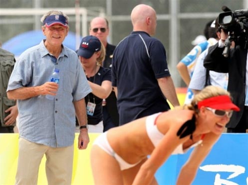 George W. Bush juega voleibol de playa con chicas sexys 2