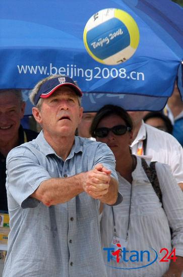 George W. Bush juega voleibol de playa con chicas sexys 5