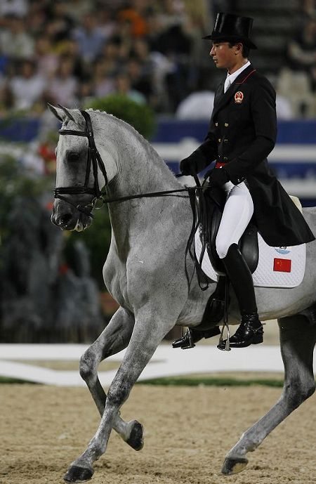 Hua Tian, el jugador más guapo en la competencia de hípica 13