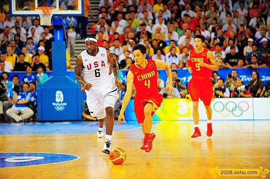 Momentos en la competencia de baloncesto de EEUU y China 4