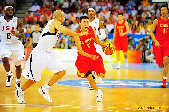 Momentos en la competencia de baloncesto de EEUU y China 6