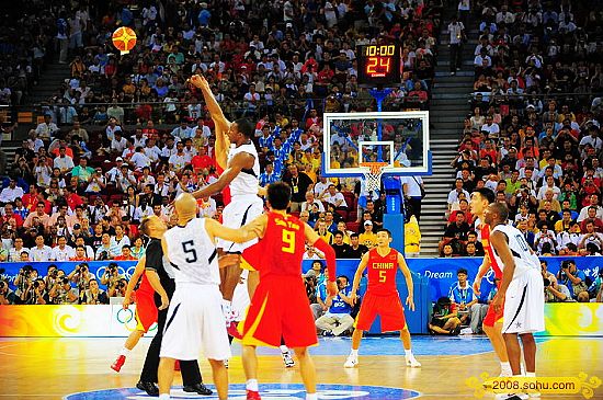 Momentos en la competencia de baloncesto de EEUU y China 7