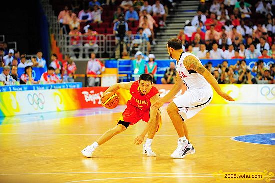 Momentos en la competencia de baloncesto de EEUU y China 8