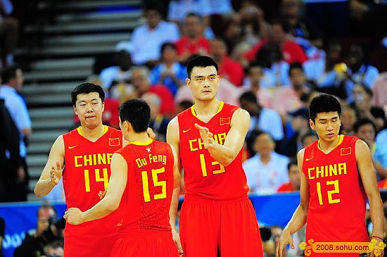 Momentos en la competencia de baloncesto de EEUU y China 9