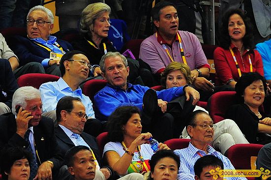 Momentos en la competencia de baloncesto de EEUU y China 11