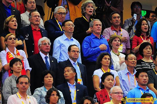 Momentos en la competencia de baloncesto de EEUU y China 13