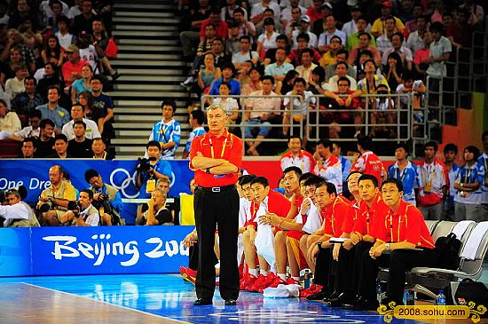 Momentos en la competencia de baloncesto de EEUU y China 15