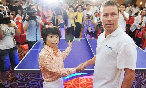 Juegan ping-pong Deng Yaping y veterano sueco Valdner5