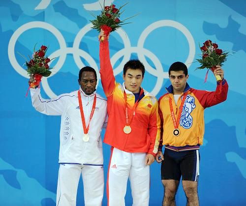 Liao Hui gana oro en levantamiento de pesas de 69 kg1