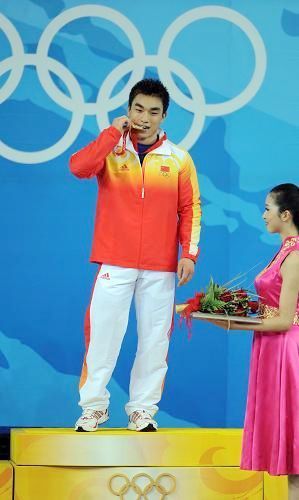 Liao Hui gana oro en levantamiento de pesas de 69 kg5