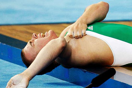 Un deportista de Hungría se hace daño en competición de halterofilia 2