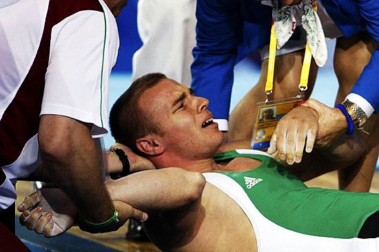 Un deportista de Hungría se hace daño en competición de halterofilia 3