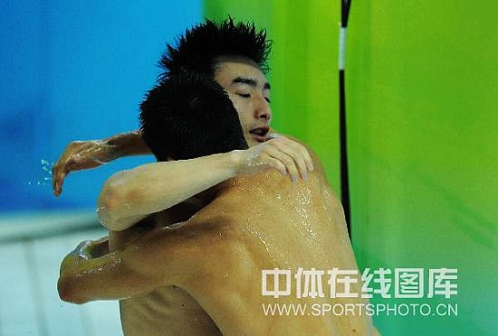  Pareja china gana el oro en salto sincronizado de trampolín de 3 metros masculino 1