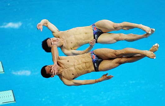  Pareja china gana el oro en salto sincronizado de trampolín de 3 metros masculino 2