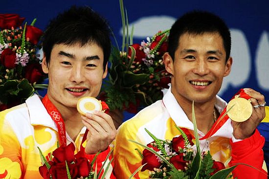 Pareja china gana el oro en salto sincronizado de trampolín de 3 metros masculino 4