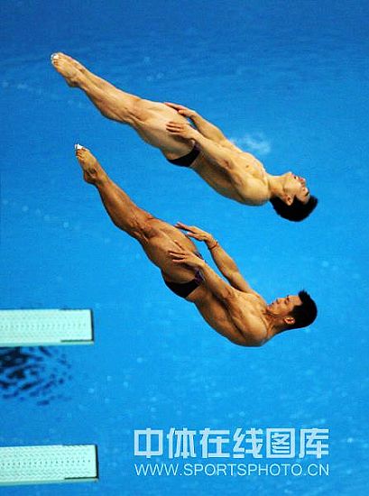  Pareja china gana el oro en salto sincronizado de trampolín de 3 metros masculino 7